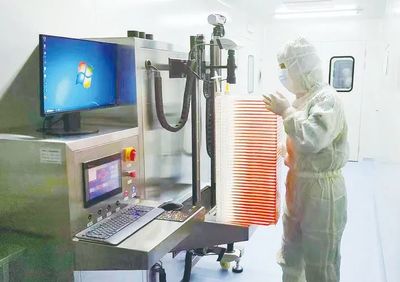 長春生物制品研究所有限責任公司工作人員正在進行研發工作。